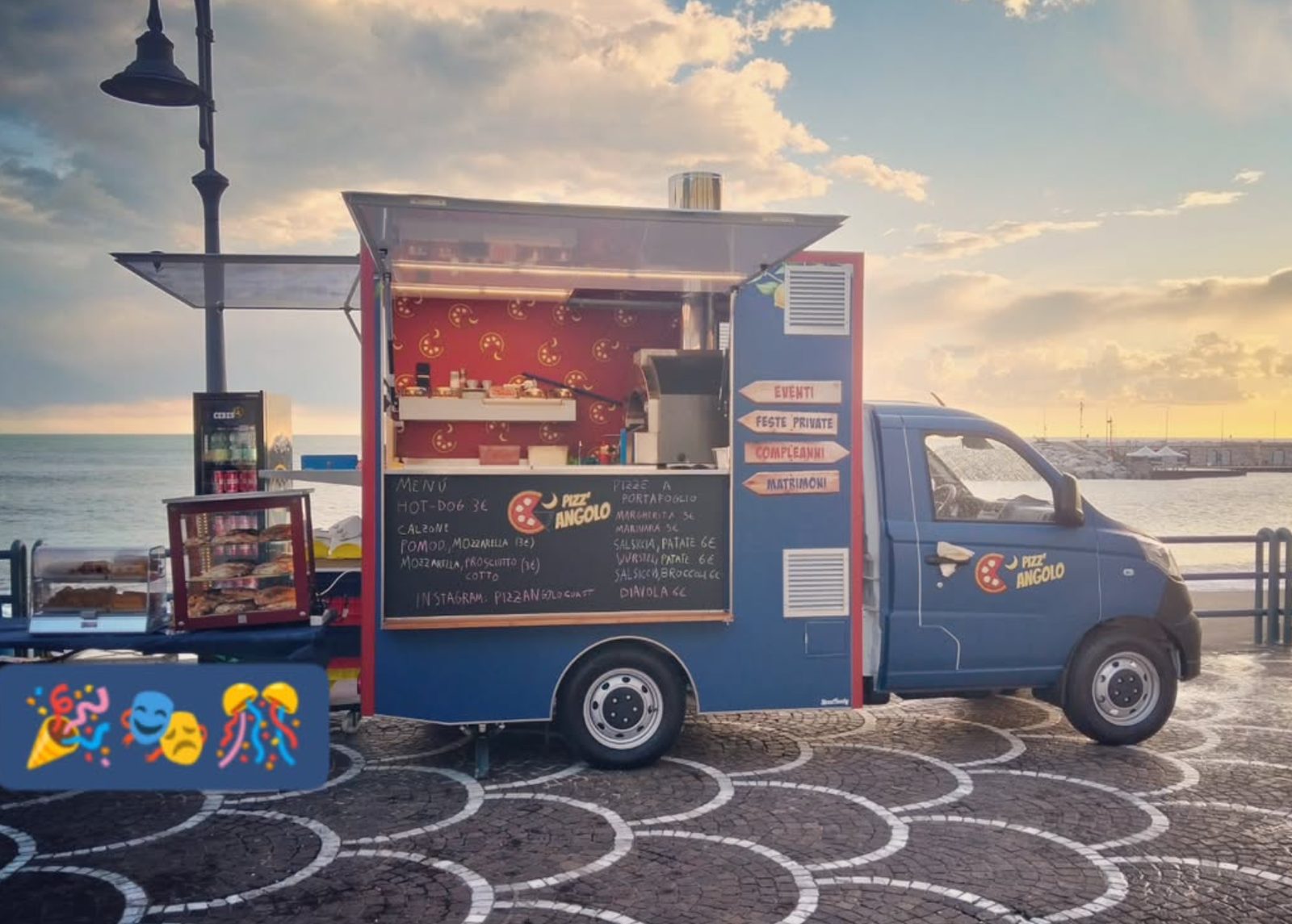 Il truck di Pizz'angolo sul lungomare al tramonto